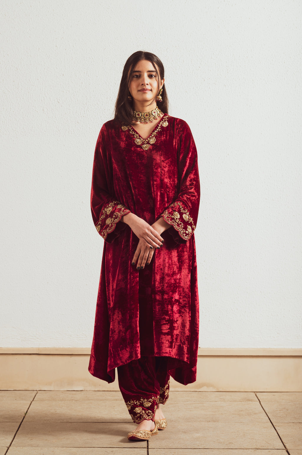 VELVET SUIT WITH EMBROIDERED ODHNI