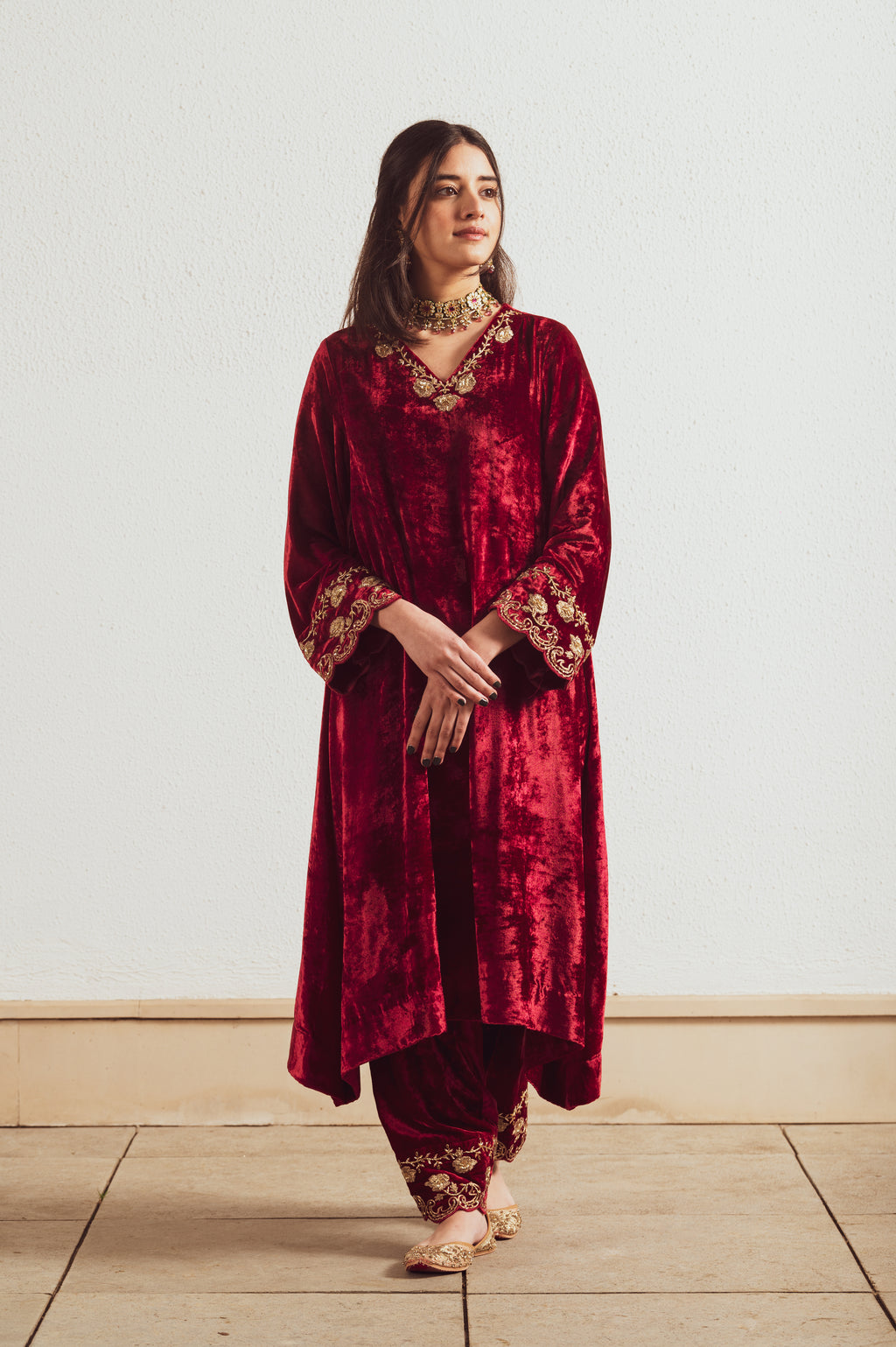 VELVET SUIT WITH EMBROIDERED ODHNI
