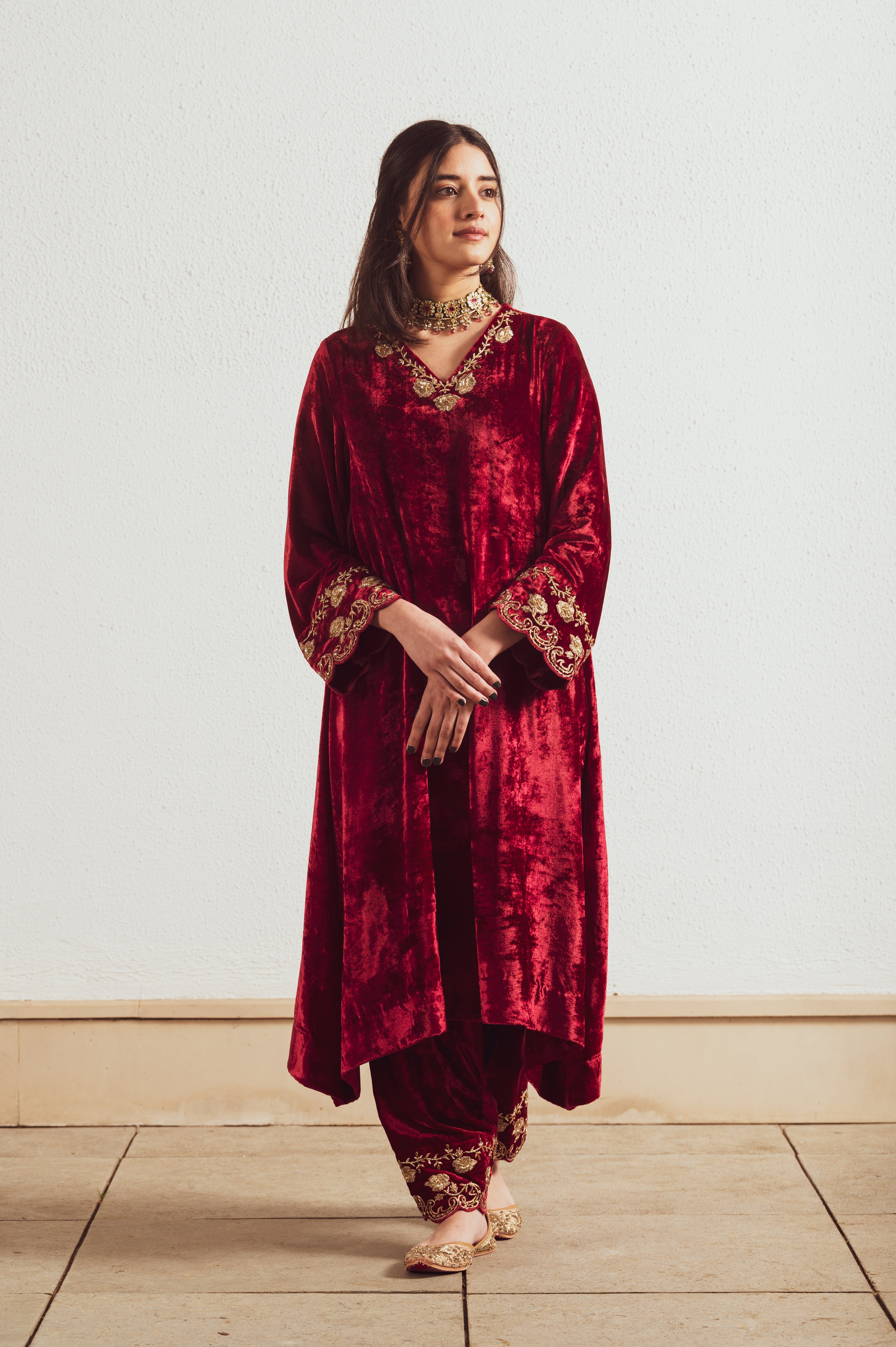 VELVET SUIT WITH EMBROIDERED ODHNI