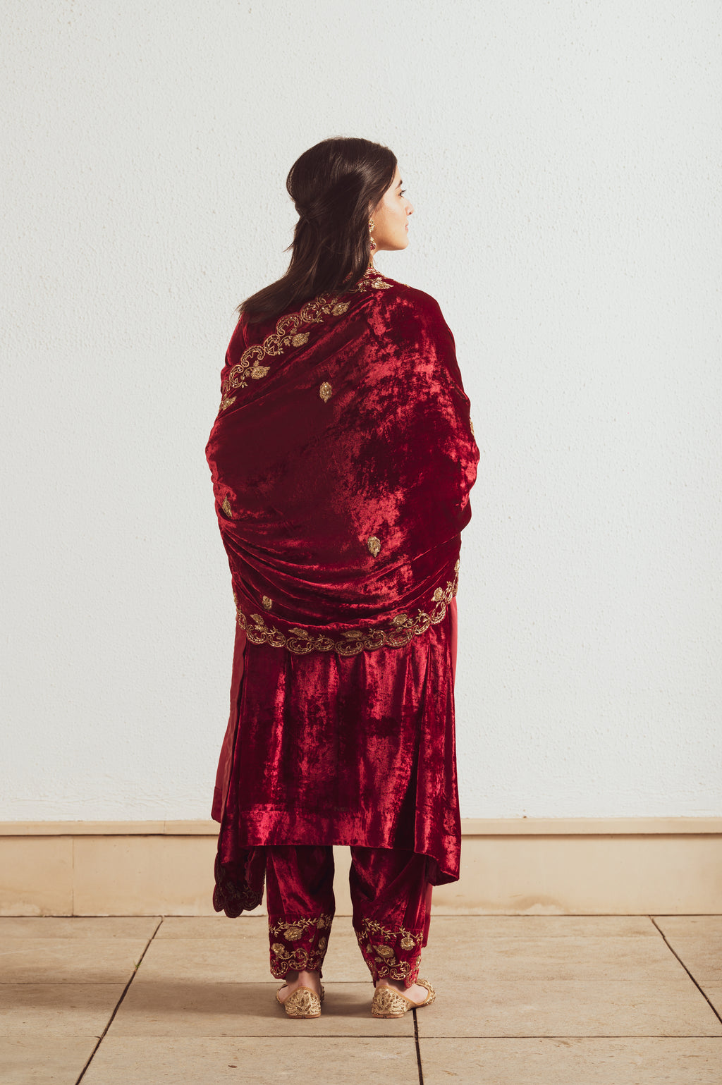 VELVET SUIT WITH EMBROIDERED ODHNI